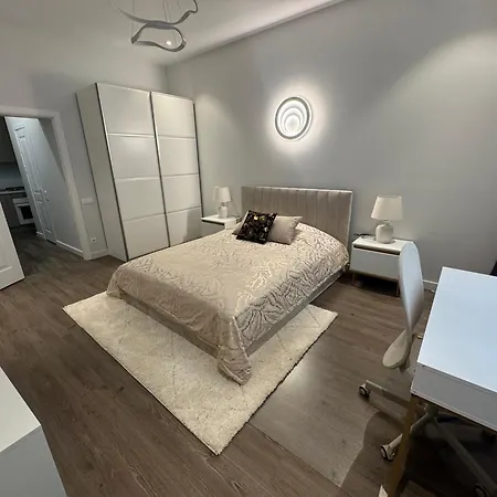 Quiet Centre One No 26a *